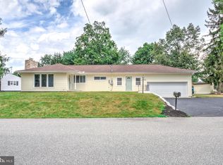 111 Lakeview Dr, Carlisle, PA 17013