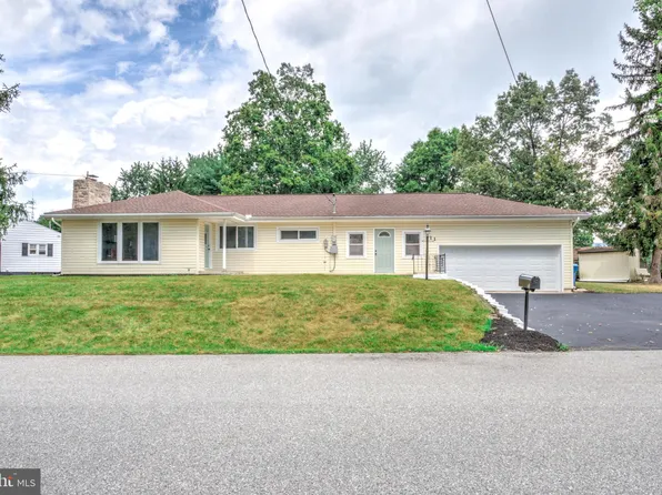 111 Lakeview Dr, Carlisle, PA 17013