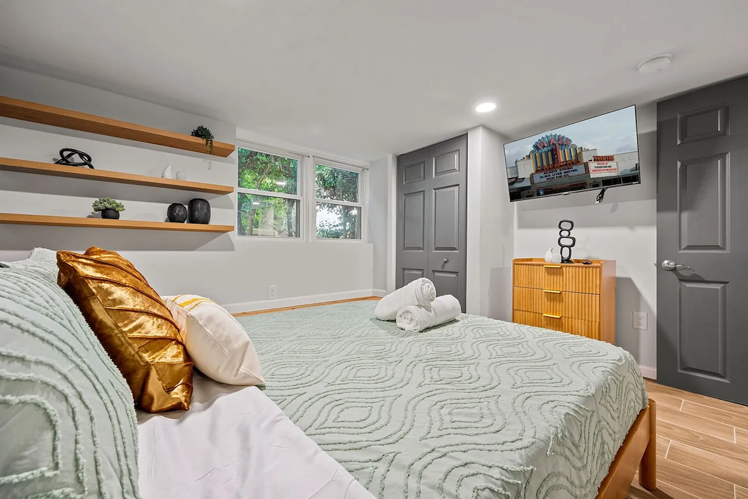2 bed, 1.0 bath, $4,686 — Photo 3