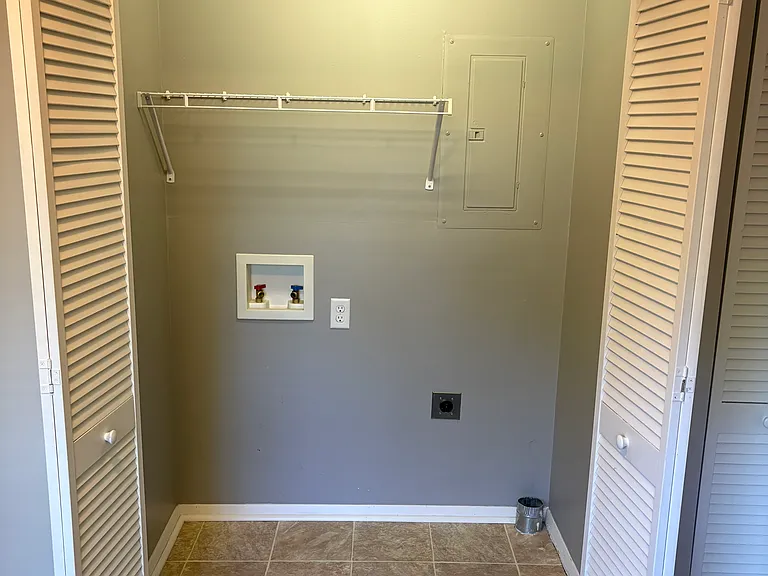 Washer/Dryer hook-up
