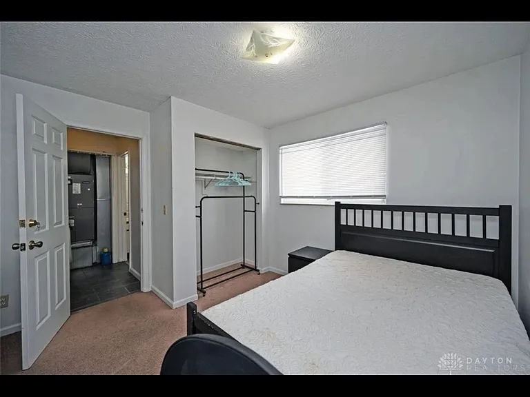 111-115 W Sycamore St #113 — Photo 3
