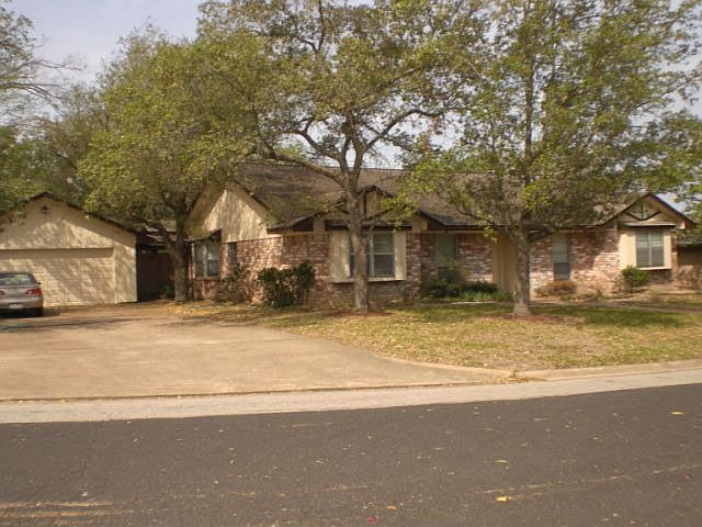1st image of 3104 Camelot Dr