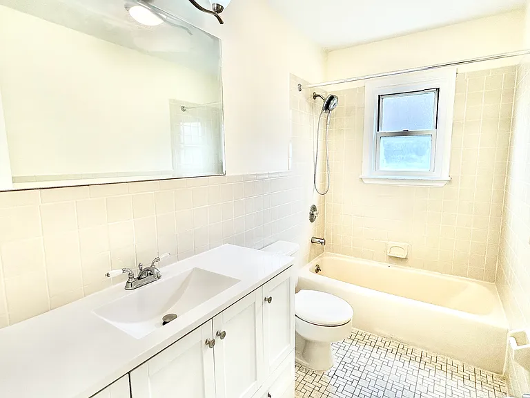 164 Rossiter Ave #1 — Photo 20