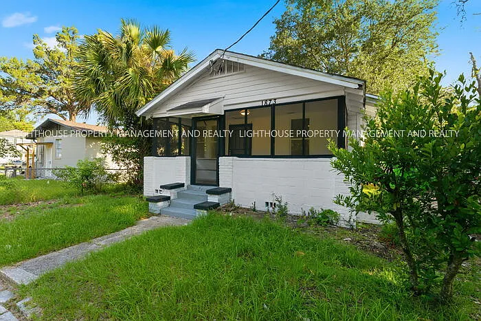 3 bed, 1.0 bath, 920 sqft, $1,350 — Photo 3