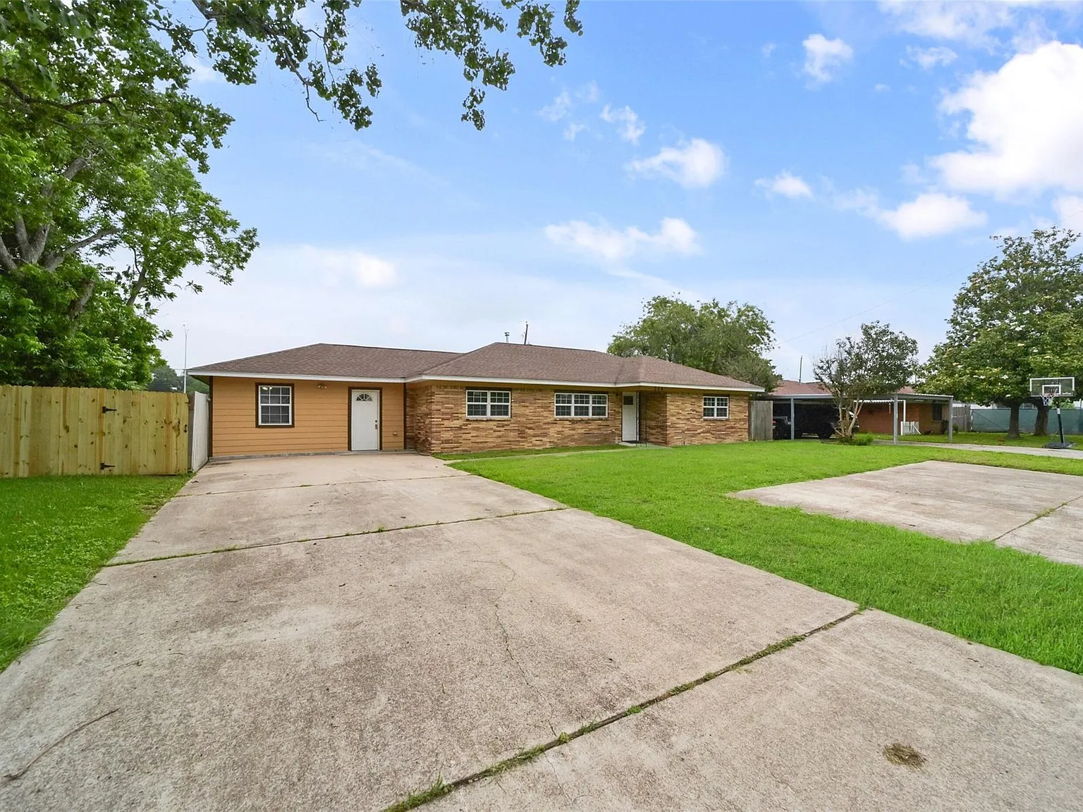 5 bed, 3.0 bath, 2331 sqft, $1,950 — Photo 2