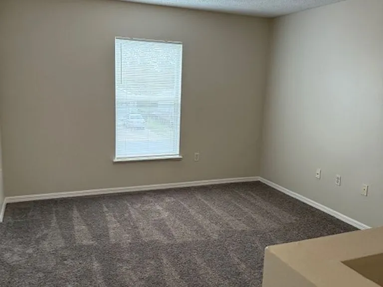 744 Paris Dr — Photo 14