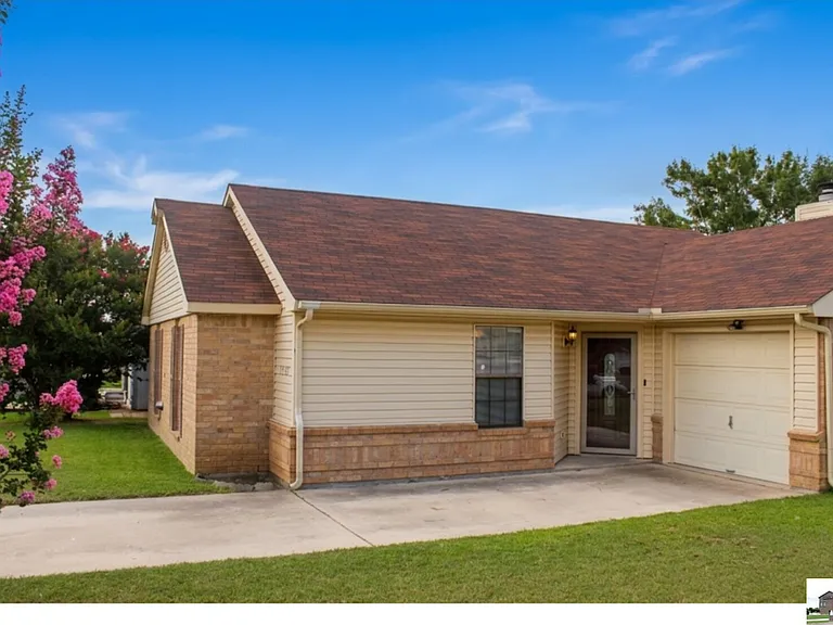 2404 Fieldstone Dr — Photo 2