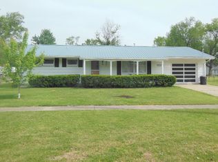 224 S 5th St SW, Clay City, IL 62824