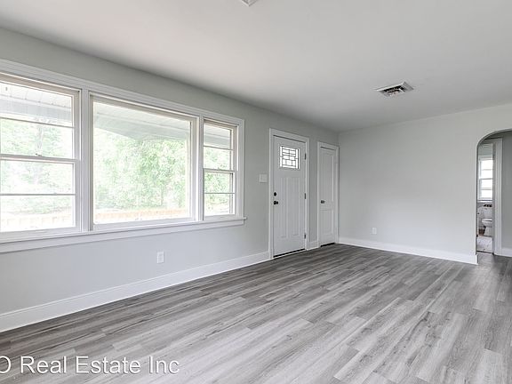 3rd image of 3807 Thompson St