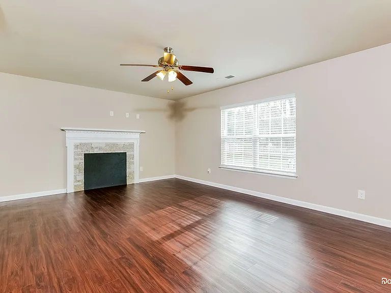 207 Sawyer Ln N — Photo 5