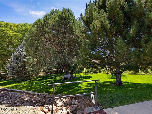 2nd image of 423 Lantana Dr