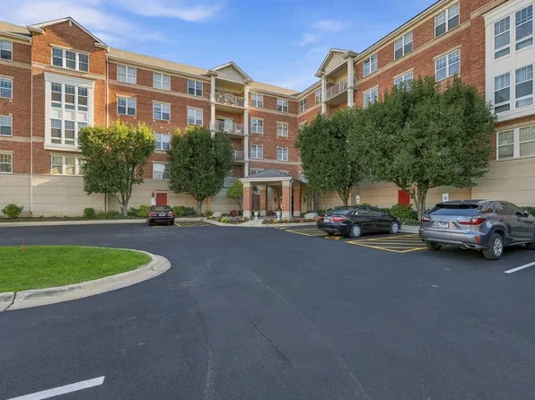 101 Pointe Dr Unit 203, Northbrook, IL 60062