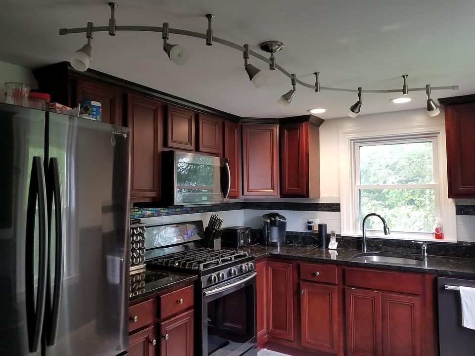 Fully applianced kitchen w/gas stove