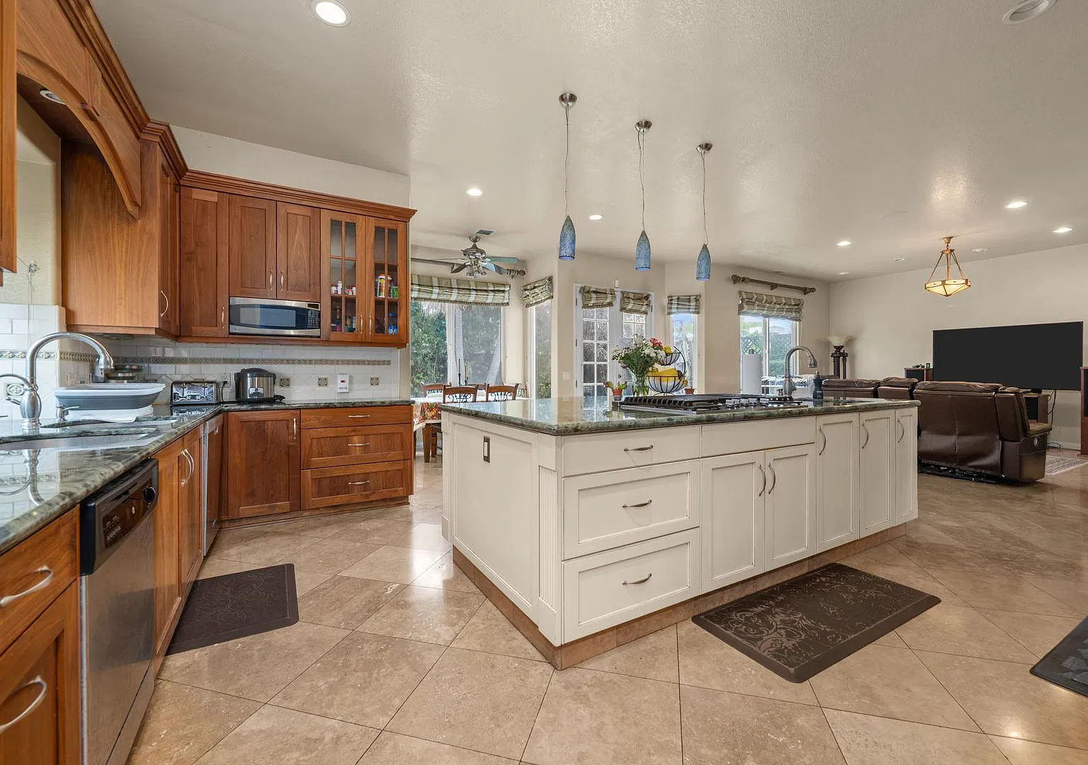 Expansive estate style home - 5 minute drive to SDSU! — Photo 4