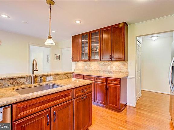 4th image of 9520 Wallingford Dr