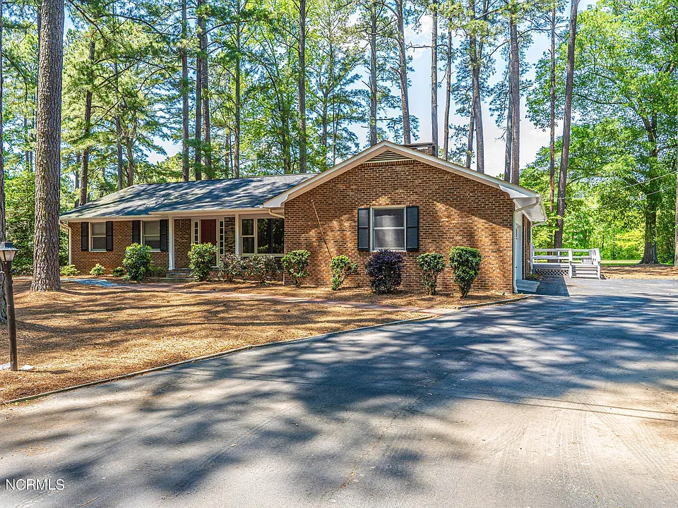 4 Fairway Ln