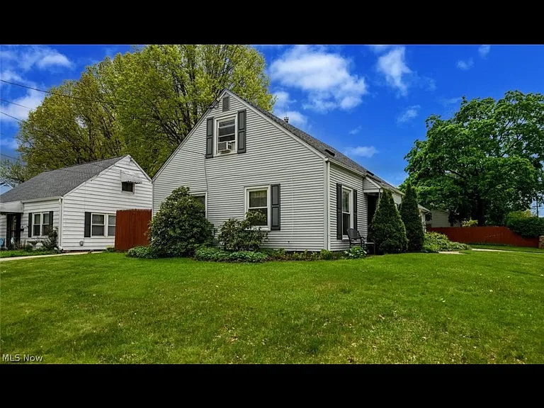 2839 Elmwood St — Photo 4