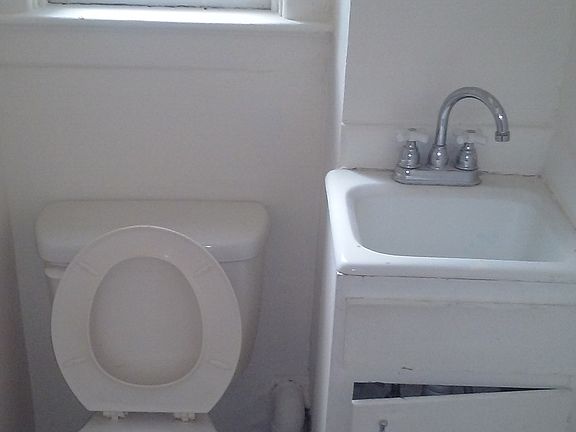 Upstairs 1/2 bath 