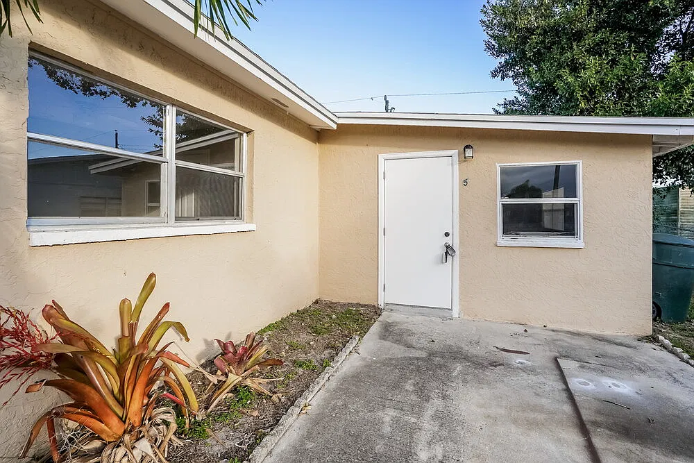 3 bed, 2.0 bath, 1379 sqft, $2,800 — Photo 3