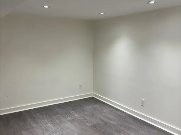 16 Montrose Ave #Basement, Toronto, ON M6J 2T7