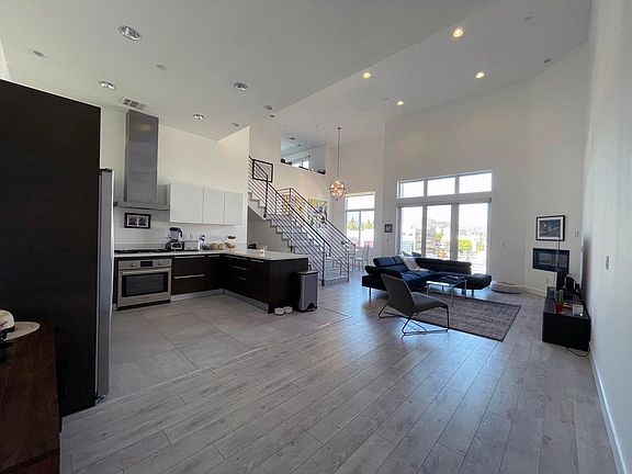 2nd image of 118 S Kenwood St #Penthouse