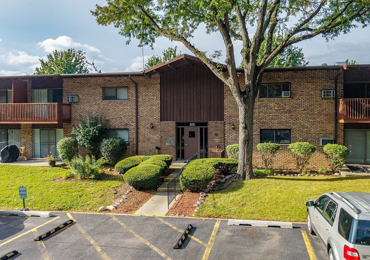 3 bed, 1000 sqft, $2,200 — Photo 1