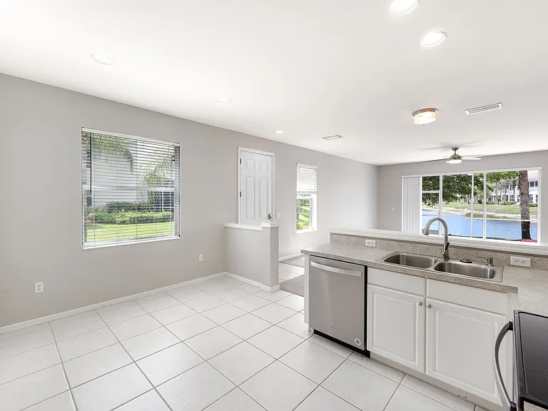 1088 Oxford Ln #48 — Photo 7