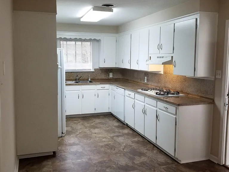 908 Cherryhill St — Photo 3