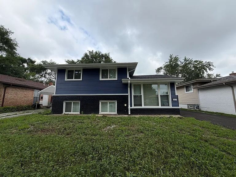 527 W 16th Pl — Photo 1