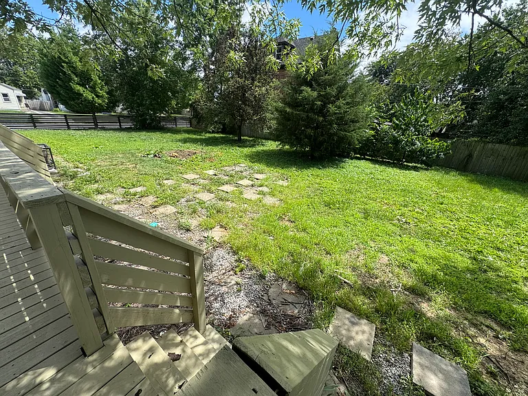 Giant back & side yard!