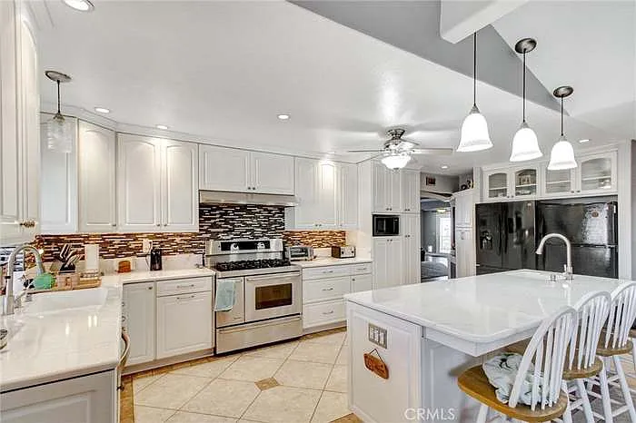 6961 Cambridge Ave — Photo 3