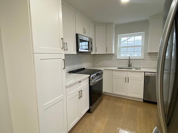 3rd image of 32 Lawrence Ave