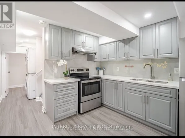 36 Minna Trl, Brampton, ON L7A 4T1
