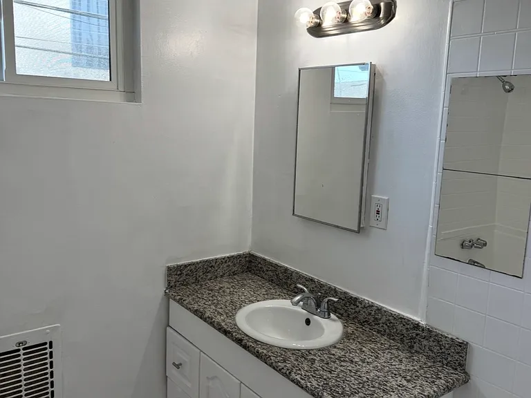 1631 N Harvard Blvd #5 — Photo 9