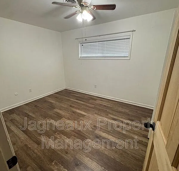 307 Allison Ln — Photo 5