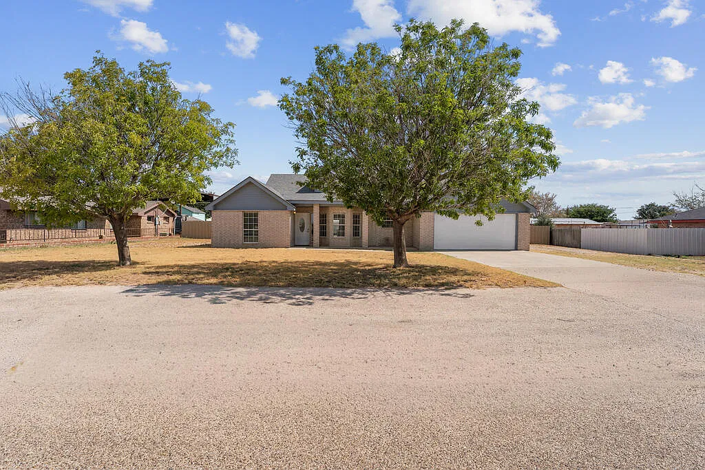 4 bed, 2.0 bath, 2422 sqft, $3,800 — Photo 1