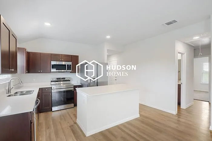 4 bed, 2.0 bath, 1571 sqft, $1,649 — Photo 3