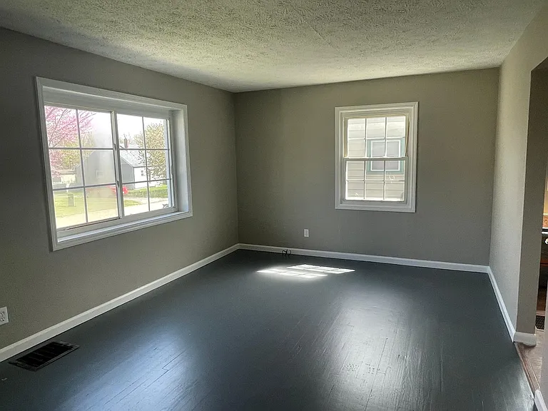 515 Alexander Dr — Photo 3