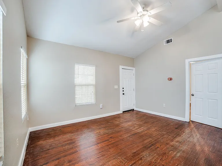 415 Kendall St — Photo 7