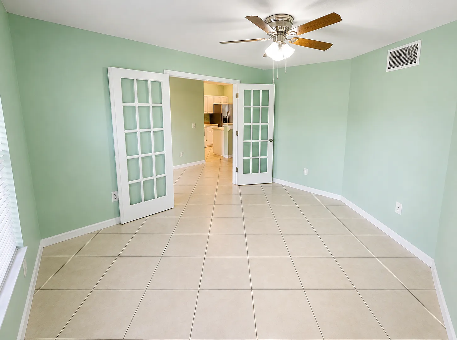 Spacious 3bd / 2 Ba Single Family House Available — Photo 3