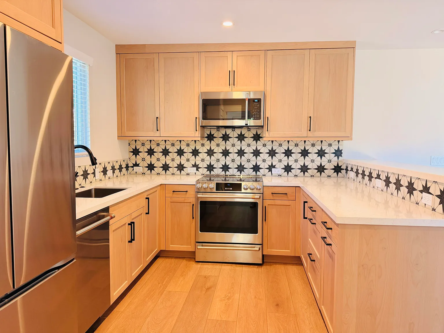 2 bed, 1.0 bath, 1128 sqft, $5,800 — Photo 2