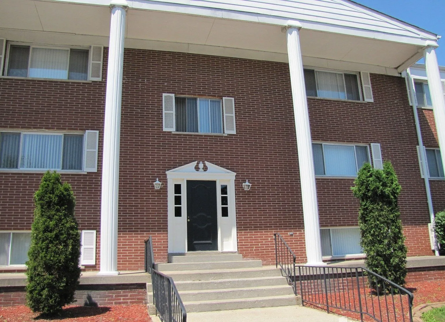 Mount Vernon Arms Apartments — Photo 1