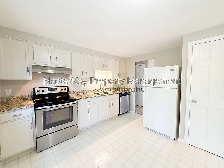 704 E Dynasty Dr — Photo 8
