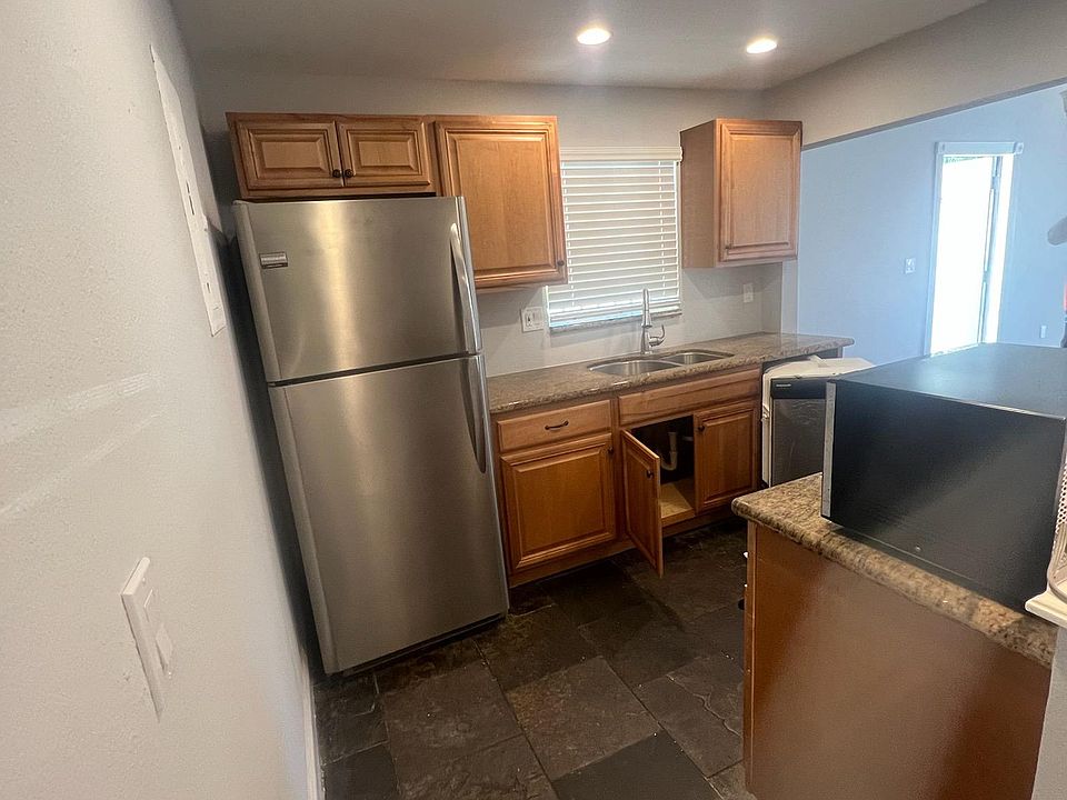 1st image of 724 SW 81st Ave