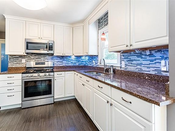 3rd image of 120 Queen Mary Ct