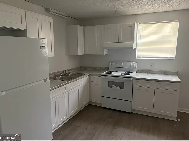 1325 Dent St — Photo 3