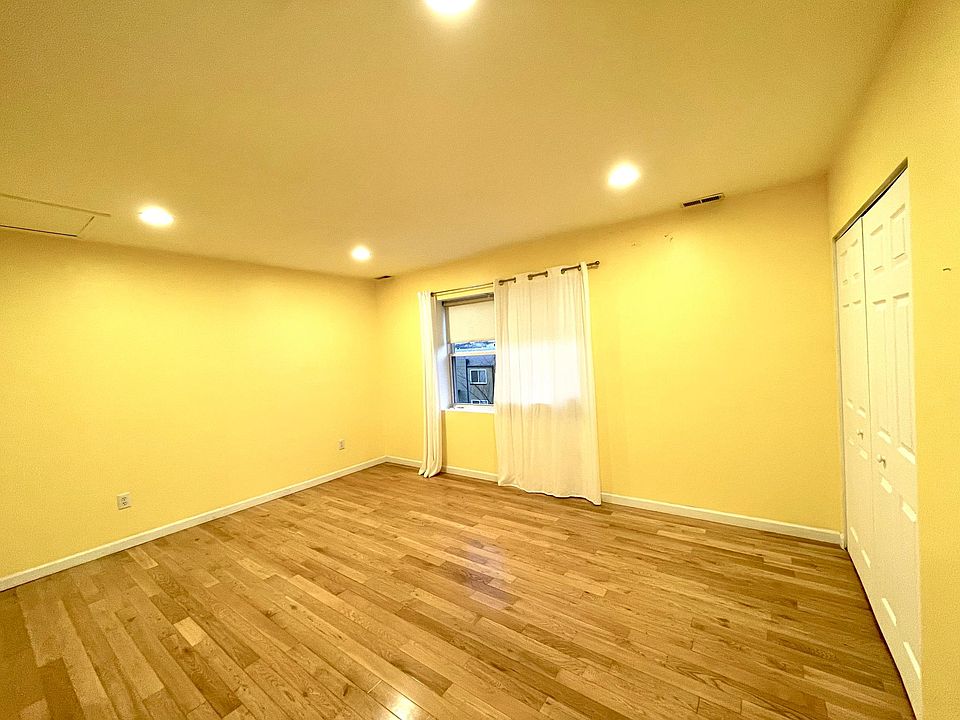 Bedroom, window overlook street/skyline