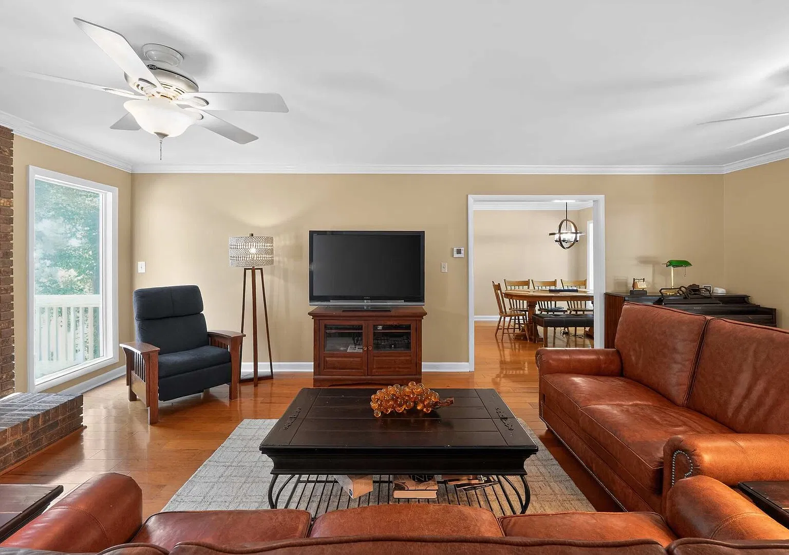 Spacious 4 BR Retreat near Lake Norman with deck — Photo 3