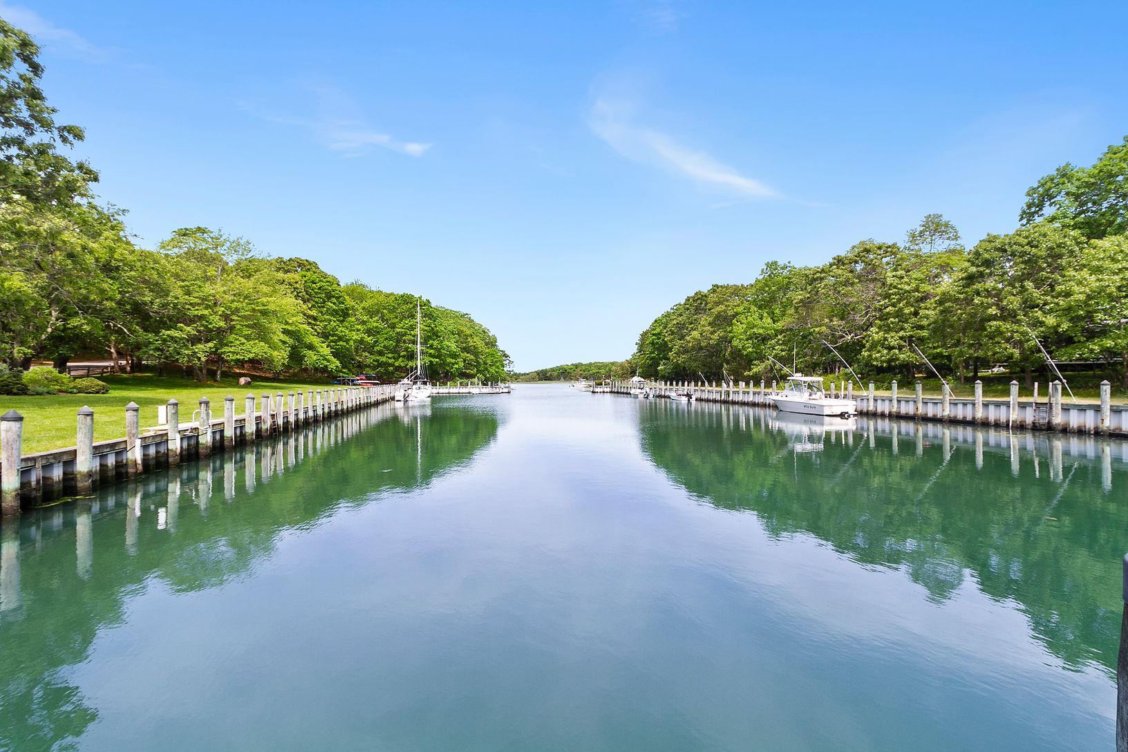  Private Waterfront community out to Gardiners Bay. Private deeded boat slip.