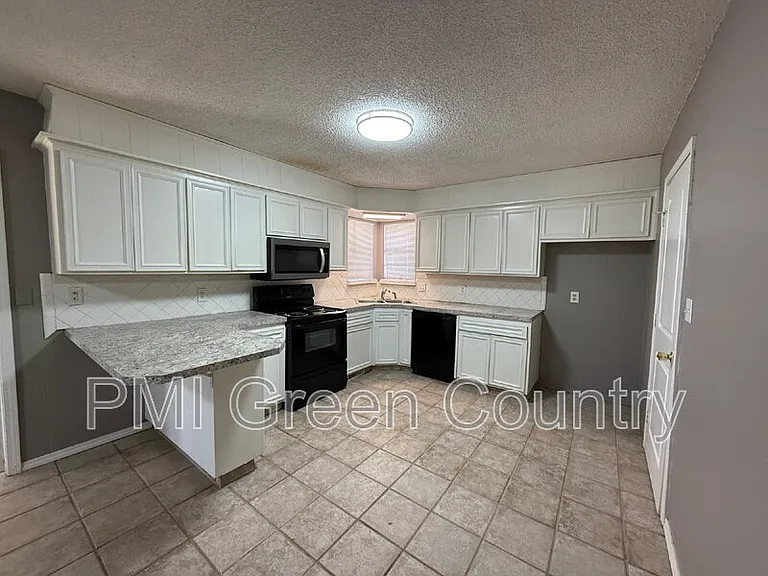 306 E 3rd St — Photo 5